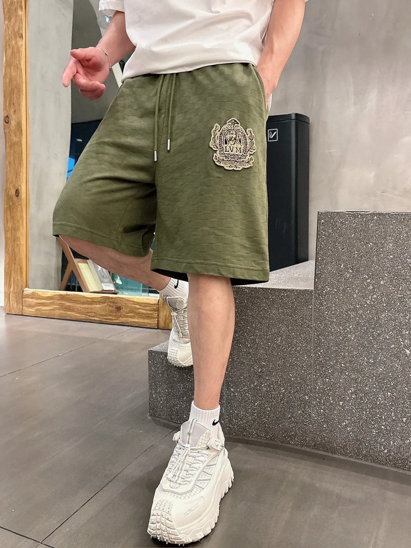Louis Vuitton/Louis Vuitton embroidered badge checkerboard shorts